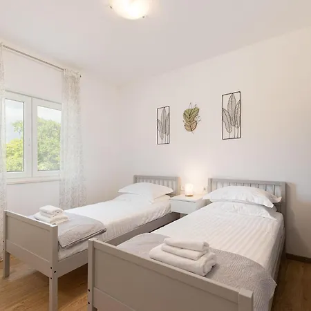 Сasa de vacaciones Cozy Home In Zadvarje With Heated Swimming Pool *