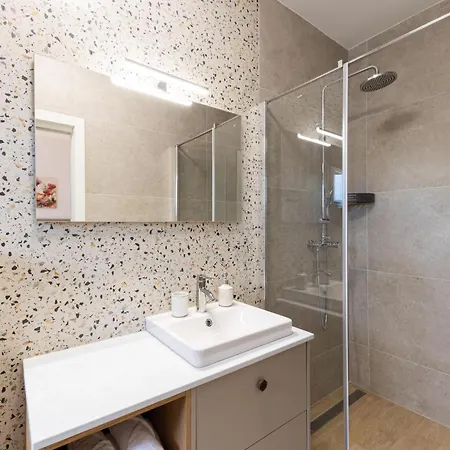 Сasa de vacaciones Cozy Home In Zadvarje With Heated Swimming Pool Zadvarje