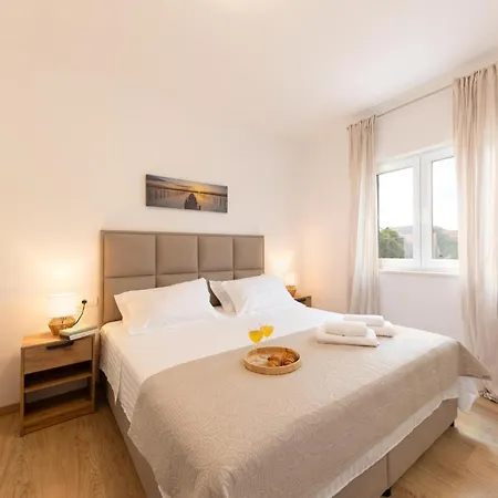 Сasa de vacaciones Cozy Home In Zadvarje With Heated Swimming Pool Zadvarje