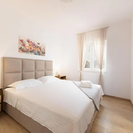 Cozy Home In Zadvarje With Heated Swimming Pool