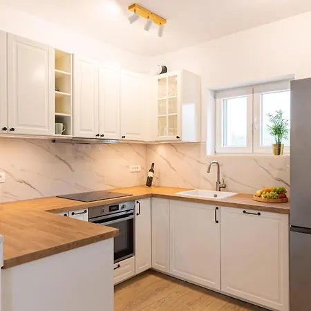 Сasa de vacaciones Cozy Home In Zadvarje With Heated Swimming Pool
