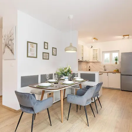 Cozy Home In Zadvarje With Heated Swimming Pool Сasa de vacaciones *