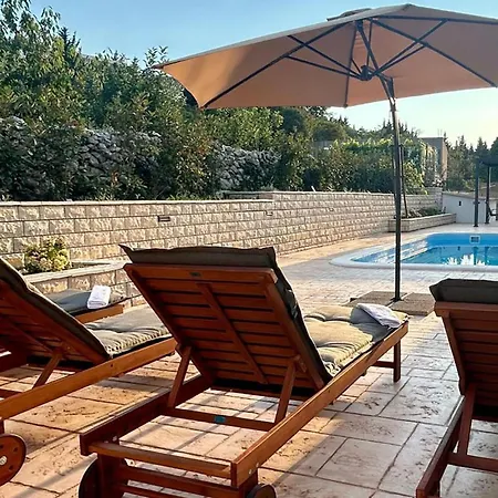 Cozy Home In Zadvarje With Heated Swimming Pool Сasa de vacaciones Zadvarje