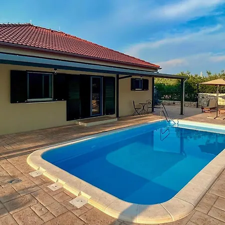 Cozy Home In Zadvarje With Heated Swimming Pool Сasa de vacaciones Zadvarje