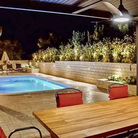 Сasa de vacaciones Cozy Home In Zadvarje With Heated Swimming Pool *